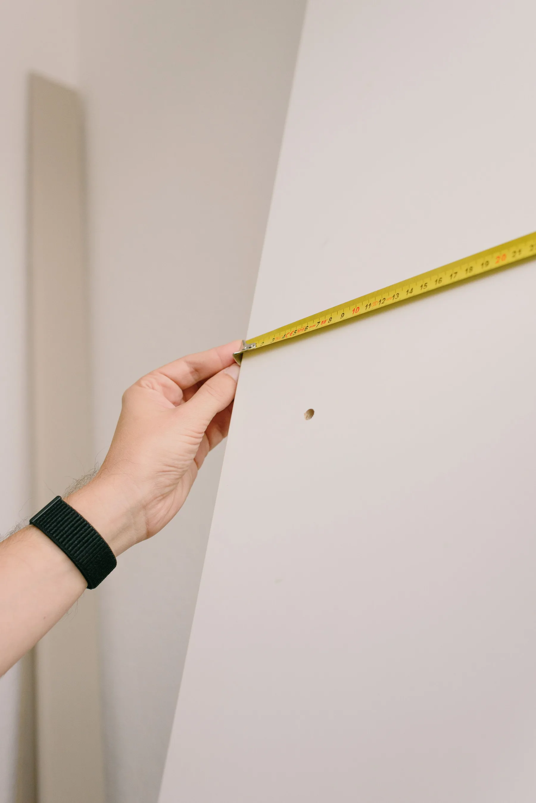 Ausmessen einer Wand für geplante Renovierungsarbeiten