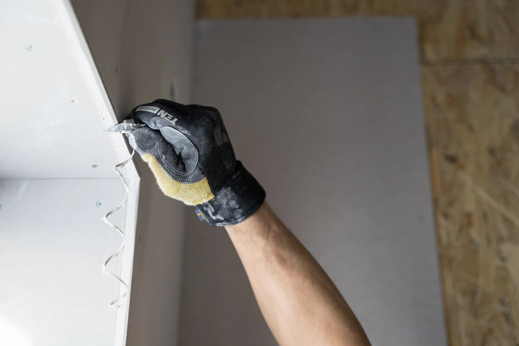 Handwerkliche Arbeit an einer Innenwand